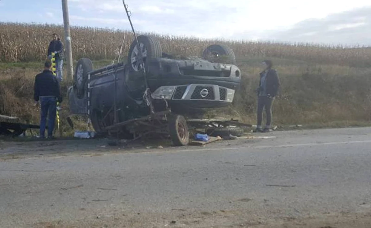 Autoutilitara condusă cu viteză a aterizat peste căruţă după ce s-a urcat pe un taluz