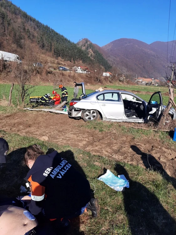 Accident mortal pe Valea Oltului - DN 7 - în zona Robeşti - Câineni din judeţul Vâlcea soldat cu trei victime dintre care una a murit Foto ISU Vâlcea