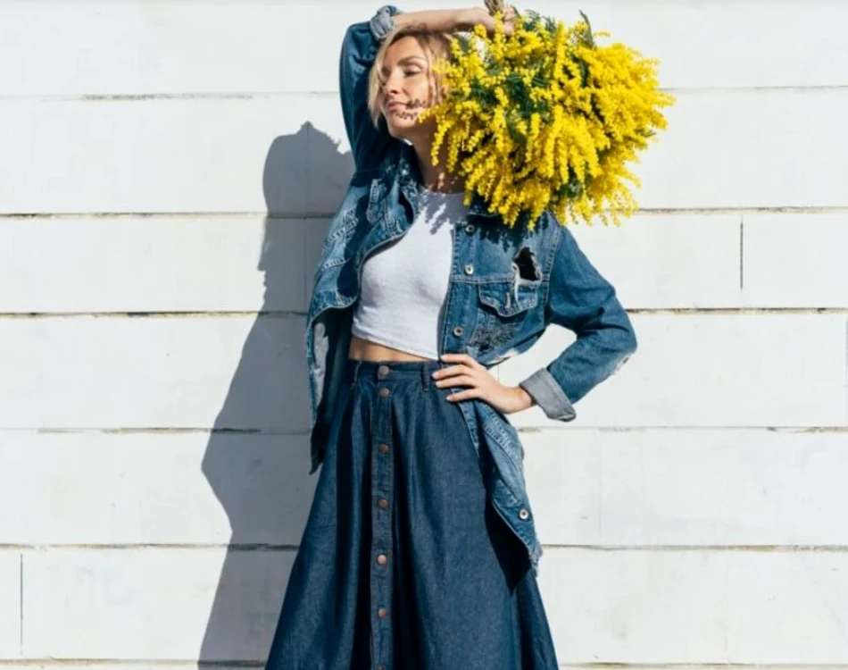 Fusta midi din denim poate fi integrată în ținute diverse