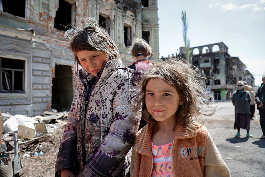 Două fetiţe din Mariupol  abia puteau zâmbi în faţa  camerei foto