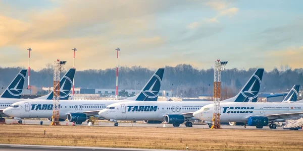 avioane tarom aeroportul otopeni foto shutterstock