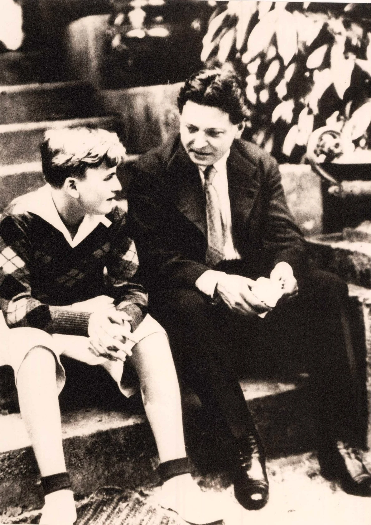 George Enescu alături de elevul său Yehudi Menuhin (© Arhivele Naționale ale României, Colecția Documente Fotografice, F II 2716)