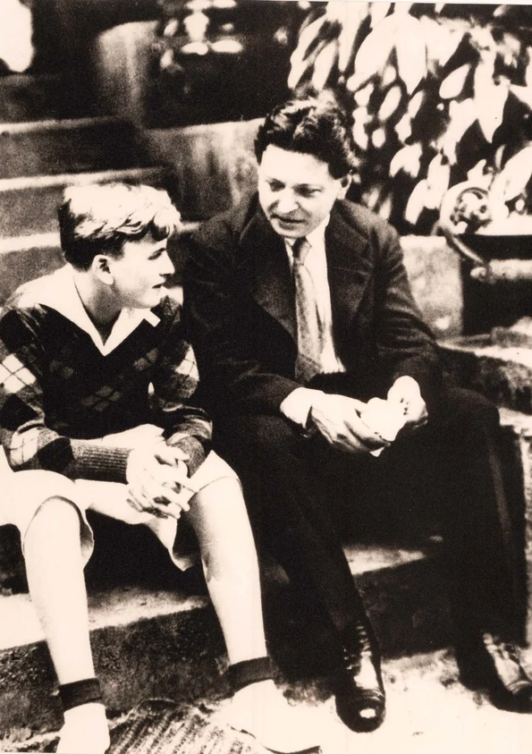 George Enescu alături de elevul său Yehudi Menuhin (© Arhivele Naționale ale României, Colecția Documente Fotografice, F II 2716)