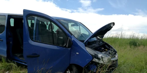 Microbuzul a ajuns pe câmpul de pe marginea drumului. FOTOISU Braşov