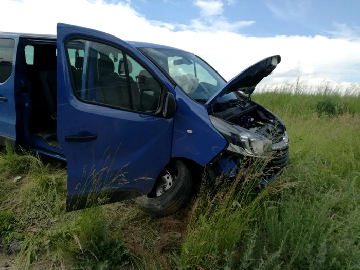 Microbuzul a ajuns pe câmpul de pe marginea drumului. FOTO ISU Braşov