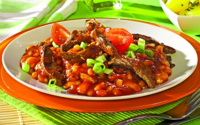 mâncare de fasole boabe cu carne de porc jpeg