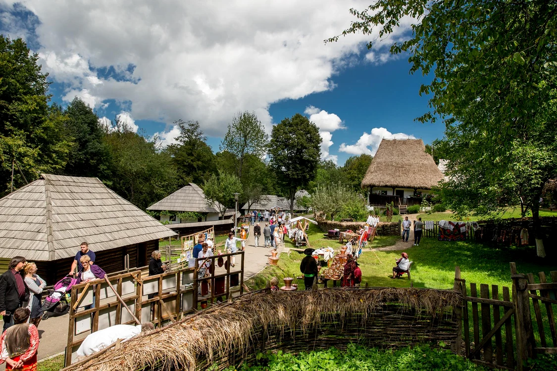 Cel mai mare muzeu etnografic din România mustește de istorie tradiții și cultură - Muzeul Astra 