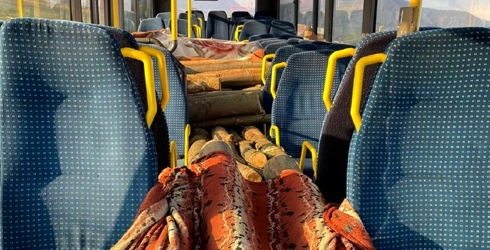 Lemnele fără documente au fost transportate cu un autobuz FOTO IPJ Maramureș