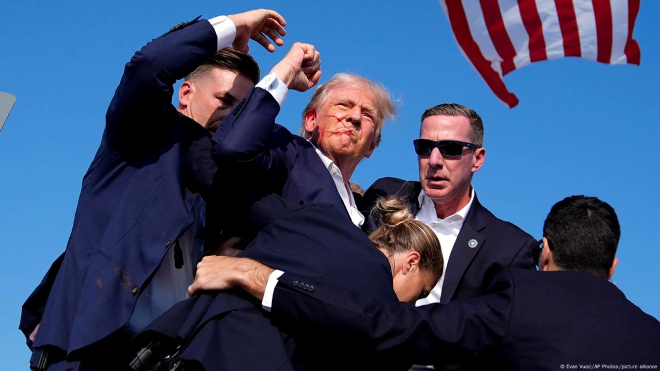 Donald Trump împreună cu agenții de securitate, la scurt timp după tentativa de asasinat asupra sa