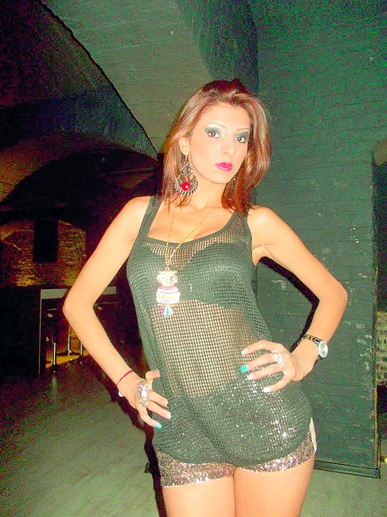 
    Click! a stat de vorbă în exclusivitate cu Alina, la câteva zile după ce şi-a scos virginitatea la  licitaţie pe internet:  spera să ia 10  milioane de euro  pe prima noapte de sex  