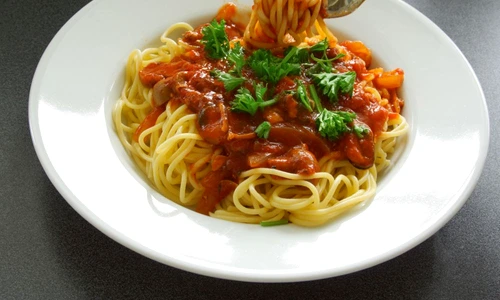 spaghete cu sos de rosii jpeg