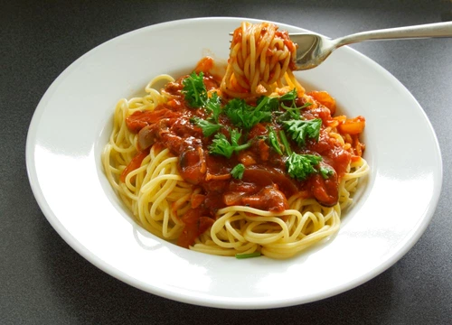 spaghete cu sos de rosii jpeg