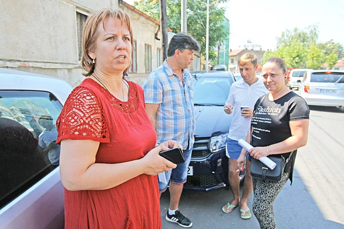 
    Oamenii sunt disperaţi că au pierdut  vacanţeleFoto: Dorin Constanda  