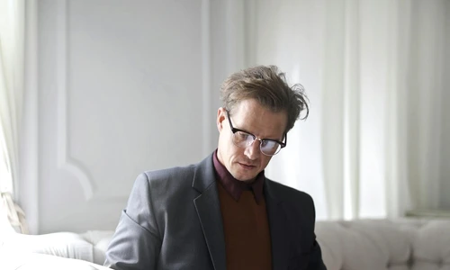 barbat elegant cu costum jpg