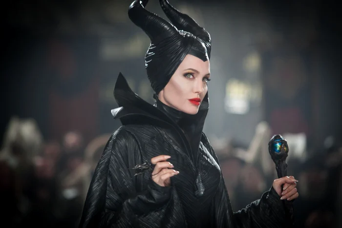 „Maleficent“ este un proiect de
suflet pentru Angelina Jolie, actriţa confirmându-şi încă o dată
statutul de superstar cu acest rol FOTO cinemagia.ro