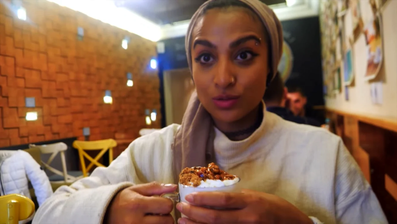 Vloggeriţa Rhadia din Marea Britanie şi cea mai bună cafea cu lapte din lume băută la Sibiu Foto captură video