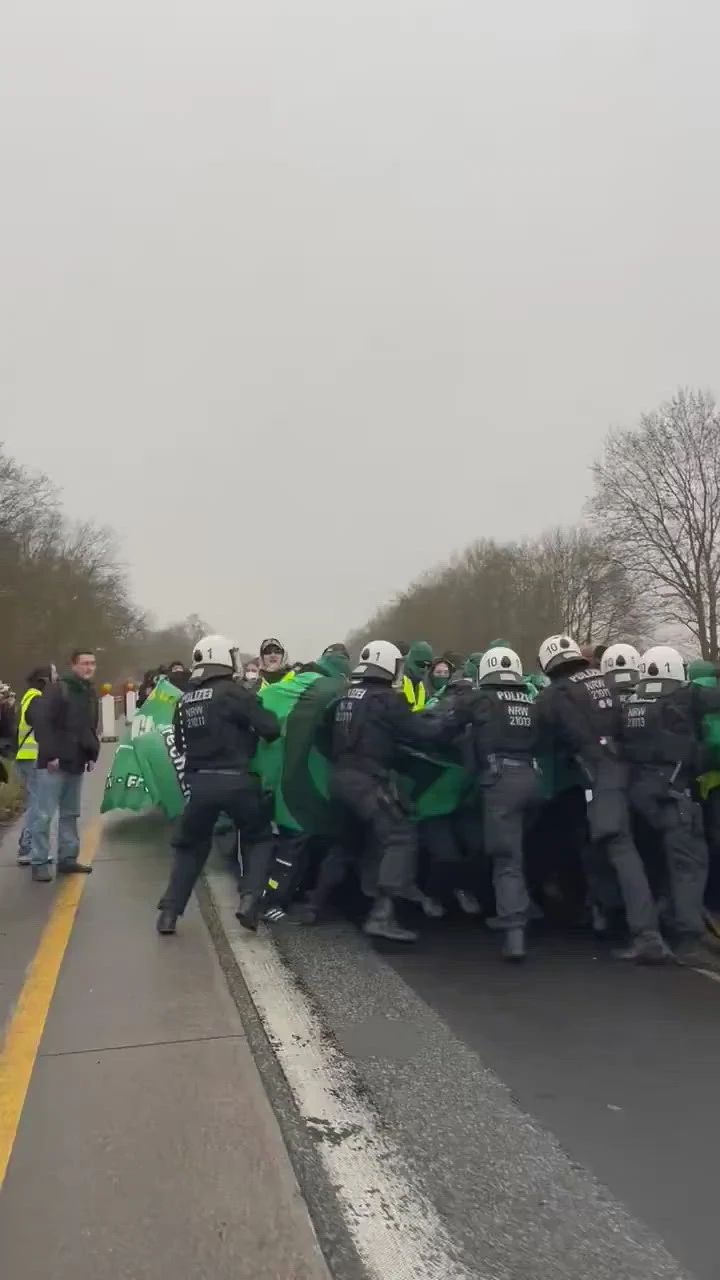 Proteste masive și ciocniri violente la Giessen, unde extremiștii de la AfD au lansat o nouă organizație de tineret