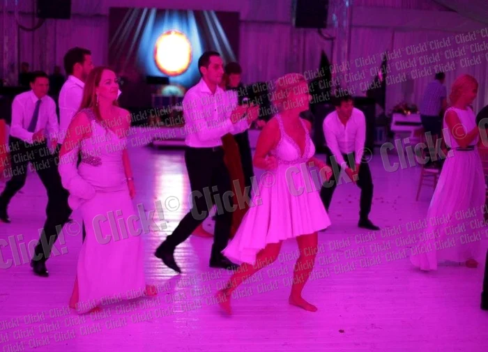Delia Matache a dansat în picioarele goale la nunta ei. (Foto: Cezar)
