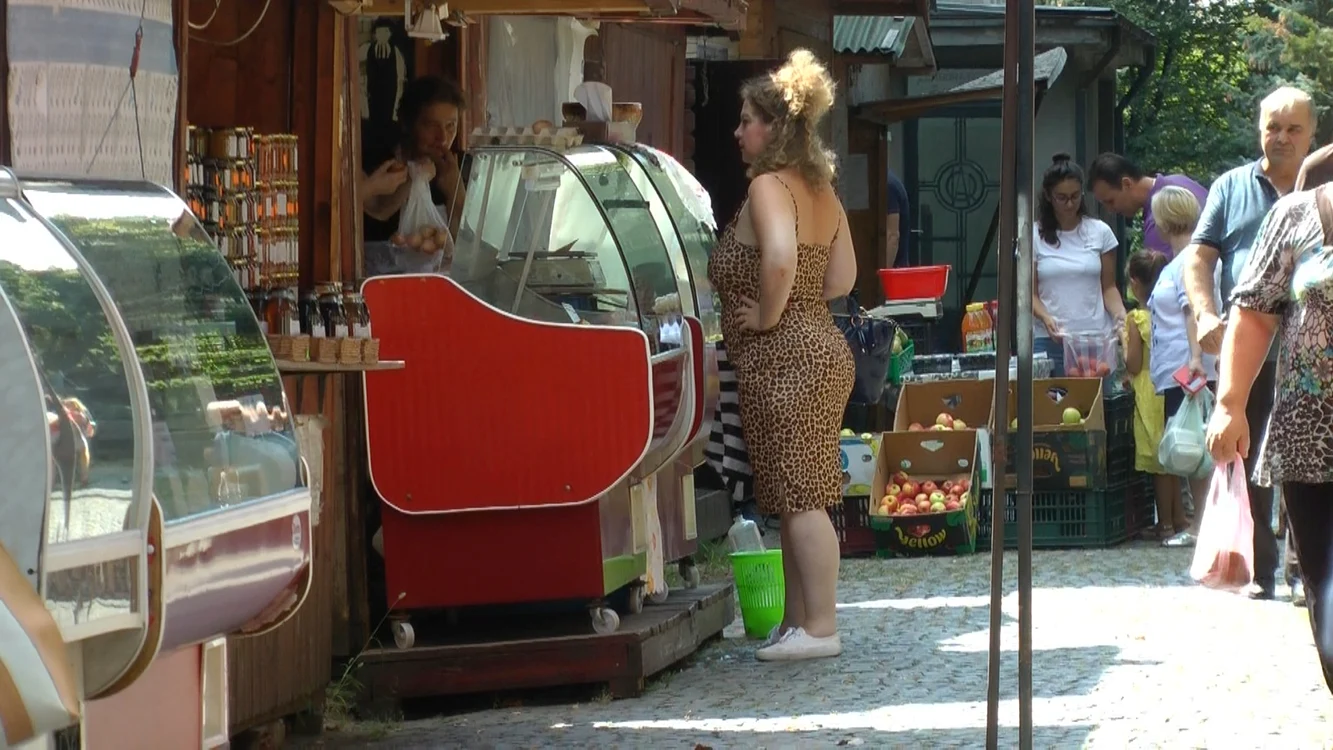 Oana Lis şi-a delectat papilele gustative cu must la un târg din Capitală 