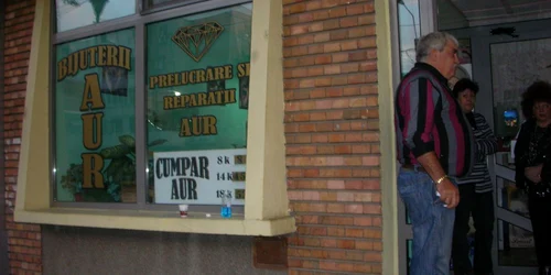 Patronul bijuteriei a cerut ajutorul colegilor şi i-a imobilizat pe doi dintre infractori. FOTO: VALI MARINESCU