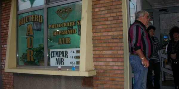 Patronul bijuteriei a cerut ajutorul colegilor şi i-a imobilizat pe doi dintre infractori. FOTO: VALI MARINESCU
