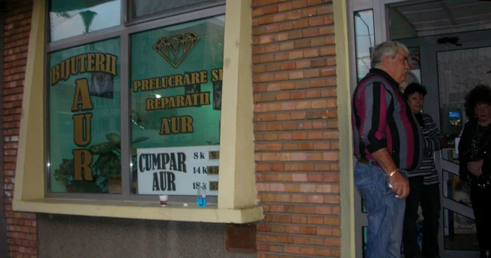 Patronul bijuteriei a cerut ajutorul colegilor şi i-a imobilizat pe doi dintre infractori. FOTO: VALI MARINESCU