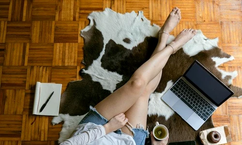 1 femeie pe podea jpg jpeg