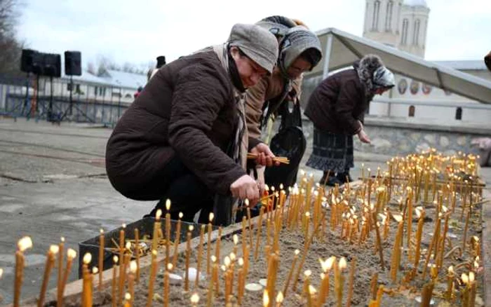 Pelerinii aprind lumânări la mănăstire