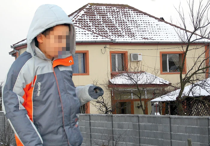 
    Copilul a fost păcălit de hoţi că sunt prieteni cu părinţii lui şi le-a deschis uşa  