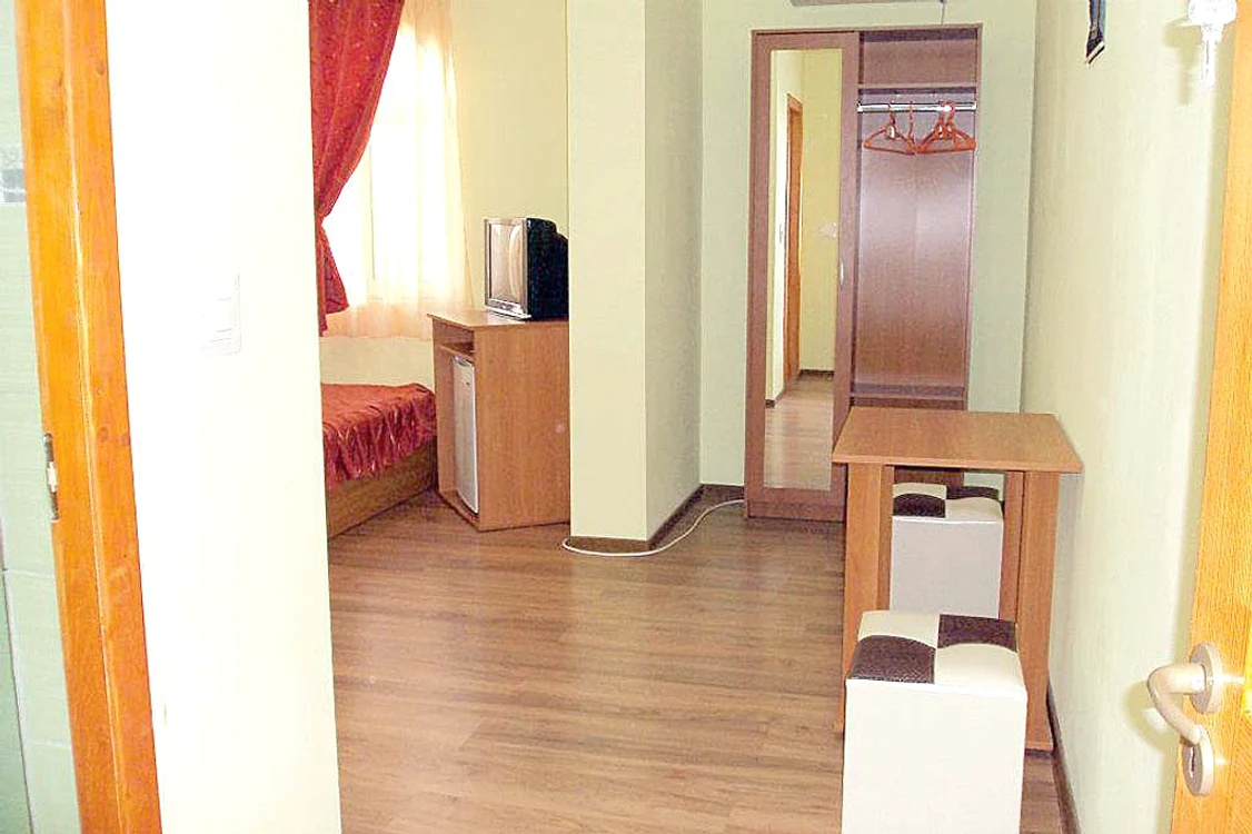 Camerele sunt mobilate cu gust şi le oferă turiştilor un confort de trei stele