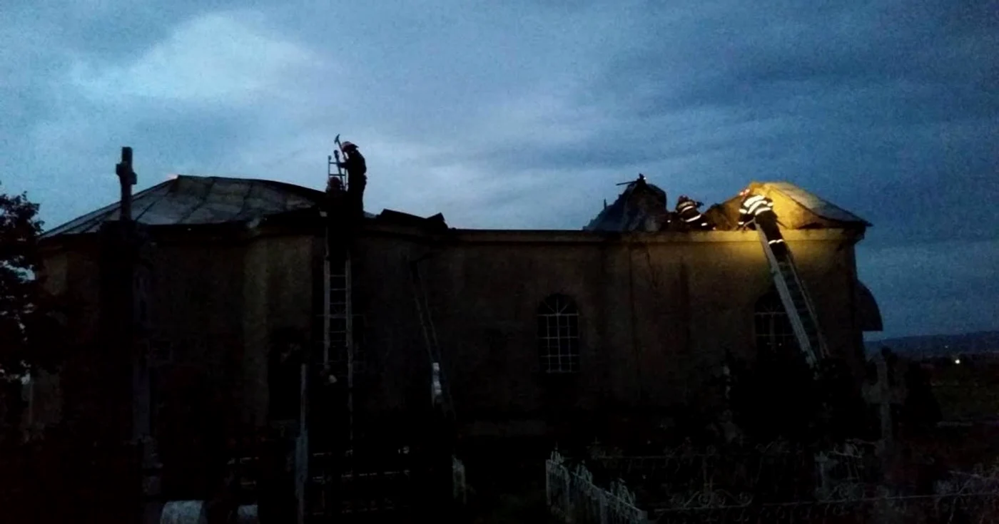 Biserica a ars complet