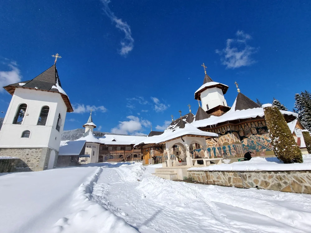 Așezământul este construit la poalele Ceahlăului FOTO Mănăstirea Petru Vodă