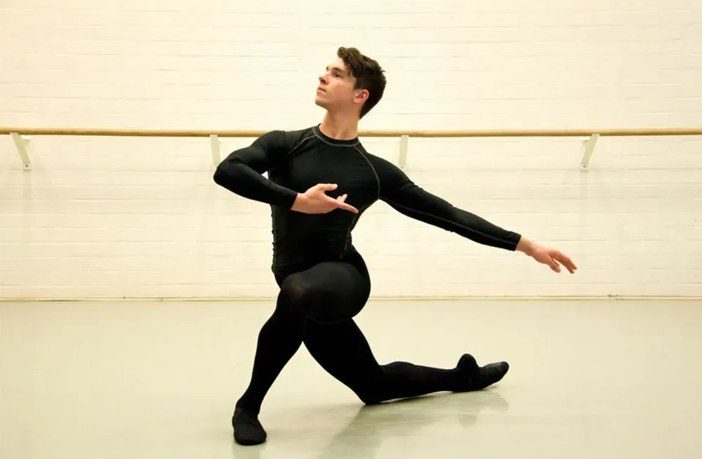 Un balerin cere despăgubiri de 600.000 de lire sterline. Susține că a fost accidentat în timpul unei percheziții corporale „agresive” a poliției