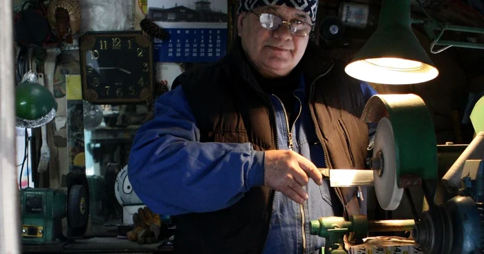 Ioan Adam lucrează zi de zi în Piaţa Ion Meşter