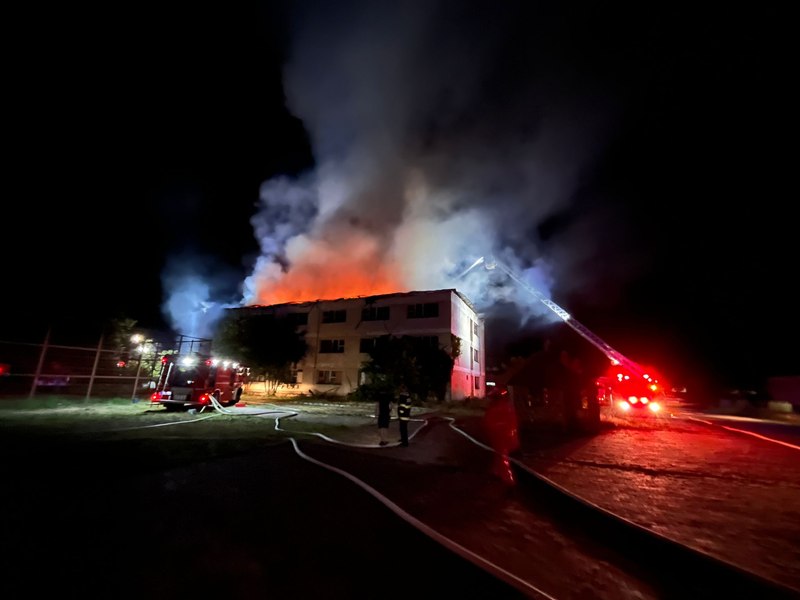 Un fost cămin pentru copii cu nevoi speciale a fost cuprins de flăcări: un bărbat este rănit. Cum a pornit incendiul VIDEO
