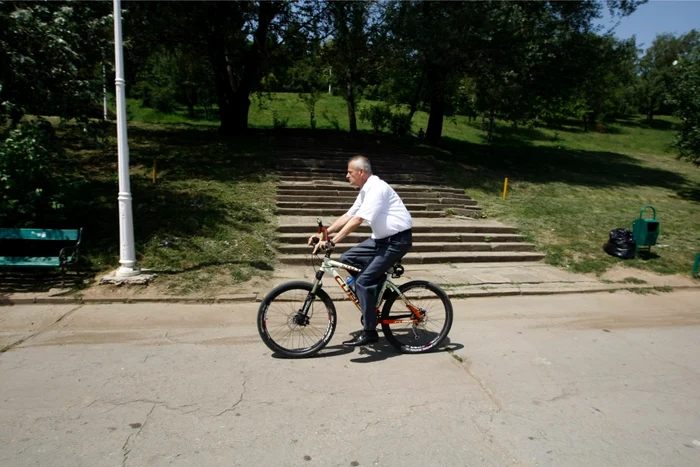 Sorin Oprescu crede că pistele pentru bicilişti trebuie să fie în continuare pe trotuar. FOTO Click!