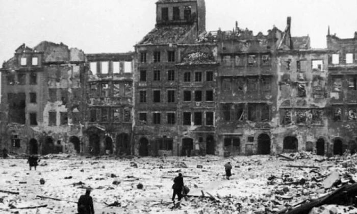 LIVE, ora, 11 00  dezbatere „Historia”: Două evenimente care au schimbat istoria: 23 august 1944 şi insurecţia din Varşovia  A meritat sacrificiul? jpeg