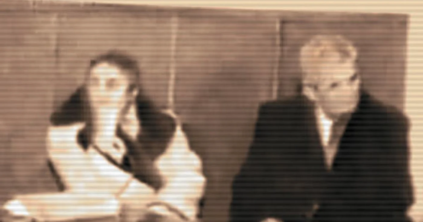 Târgovişte, 25 decembrie 1989: Elena şi Nicolae Ceauşescu în colţul acuzaţilor,  înainte de a fi duşi la zid şi ciuruiţi