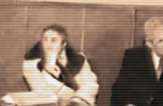 Târgovişte, 25 decembrie 1989: Elena şi Nicolae Ceauşescu în colţul acuzaţilor,  înainte de a fi duşi la zid şi ciuruiţi
