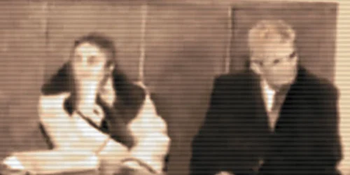 Târgovişte, 25 decembrie 1989: Elena şi Nicolae Ceauşescu în colţul acuzaţilor,  înainte de a fi duşi la zid şi ciuruiţi