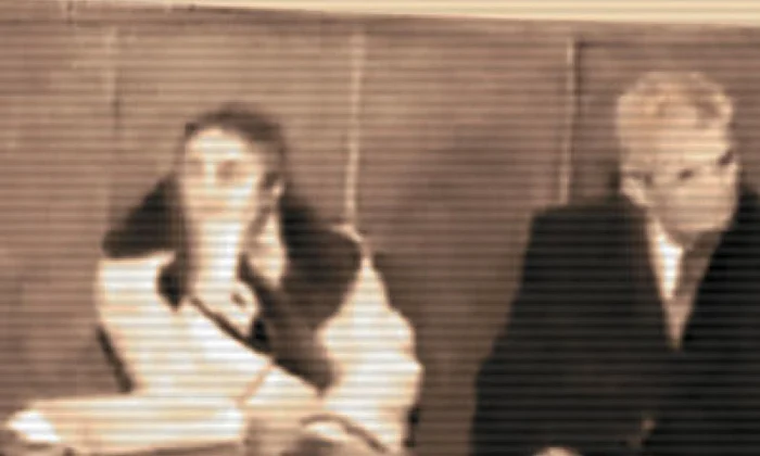 Târgovişte, 25 decembrie 1989: Elena şi Nicolae Ceauşescu în colţul acuzaţilor,  înainte de a fi duşi la zid şi ciuruiţi