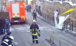 Proprietarul rulotei care  a explodat a suferit arsuri  pe faţă şi mâini şi a fost  transportat la spital  (FOTO: Mediafax) jpeg