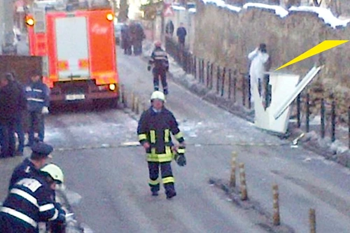 Proprietarul rulotei care a explodat a suferit arsuri pe faţă şi mâini şi a fost transportat la spital (FOTO: Mediafax)