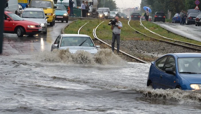 Toamna plouă şi ni se inundă drumurile. Ca în oricare altă toamnă...