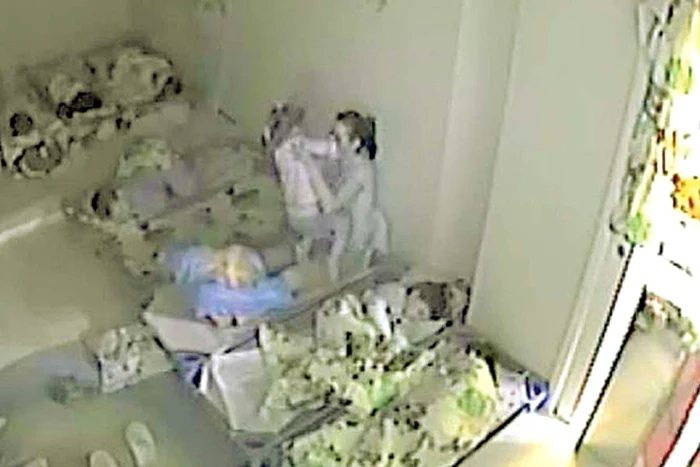 Târâţi pe holuri, bruscaţi  şi loviţi, copiii sunt  de-a dreptul înfricoşaţi (Capturi: reporterntv.ro)