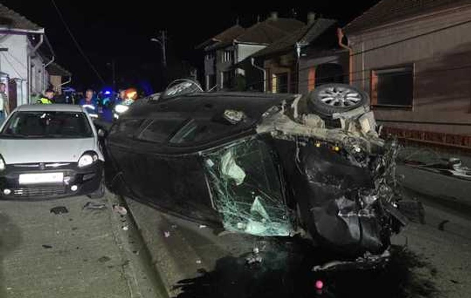 Accident în Orăștie. Patru tineri răniți grav, după ce mașina lor s-a răsturnat
