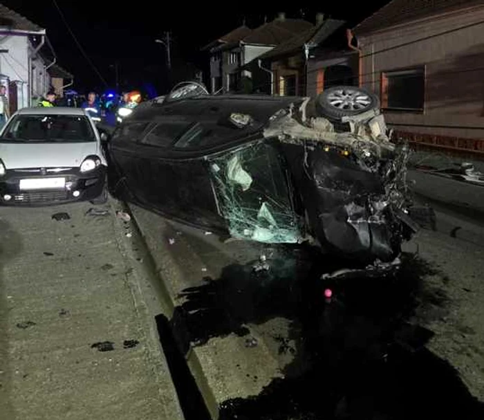 Autoturismul în care se aflau patru persoane s-a răsturnat pe carosabil FOTO: ISU Hunedoara