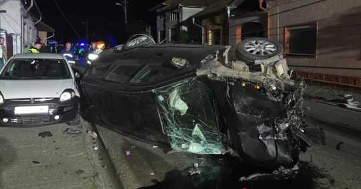 Patru tineri grav răniți într-un accident auto în Orăștie Patru tineri grav răniți într-un accident auto în Orăștie