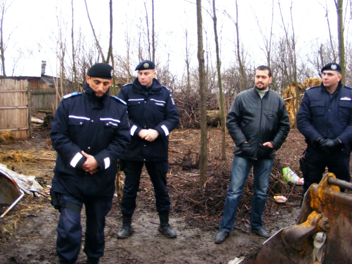 Executorul judecătoresc şi jandarmii în timpul executării silite la Dârvari FOTO Corina Macavei
