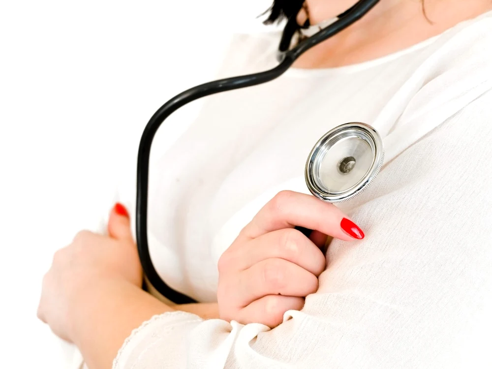 Asistentele medicale trebuie să aibă unghiile scurte şi fără lac